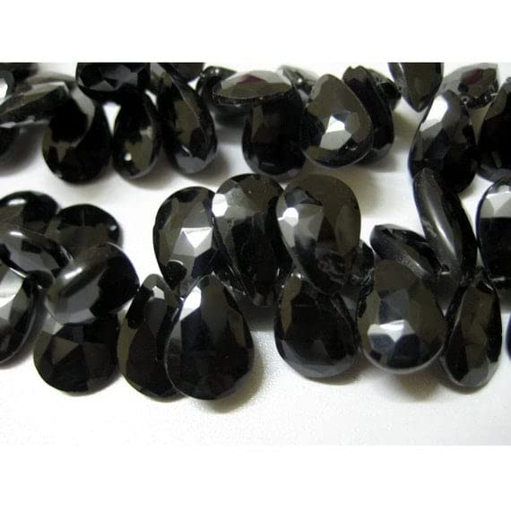 Briolettes de spinelle noire LKBEADS, la solution pour des bijoux artisanaux élégants