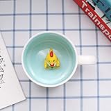 ☕. Das Kaliber der Tasse ist groß und die Hand der Frau kann zur einfachen Reinigung in die Tasse eingeführt werden.
