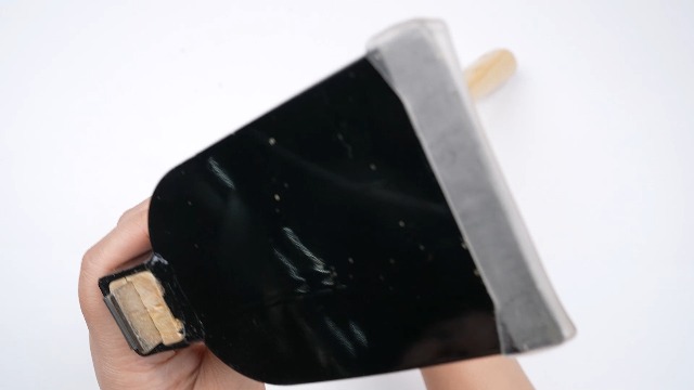 Azada manual de acero carbono con mango ergonómico de madera miniatura 7
