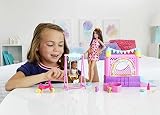 Barbie Skipper Klub Opiekunek „Dmuchany” zamek Zestaw do zabawy z lalką opiekunką Skipper, małą lalką, huśtawką i akcesoriami, zabawka dla dzieci od 3 roku życia, HHB67