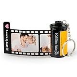 ❤️【IDÉAL POUR LA SAINT-VALENTIN】Surprenez votre partenaire avec ce porte-clés personnalisé avec 10 photos qui simule une bobine de photomaton. Ce produit est facile à utiliser, il suffit de tirer la languette pour dérouler la bobine et visualiser les photos, et de tourner l'extrémité de la bobine pour la remettre en place.