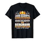 Klassisch geschnitten, doppelt genähter Saum.
