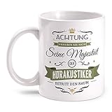 Fashionalarm Tasse Seine Majestät der Hörakustiker beidseitig Bedruckt mit Spruch Motiv | Lustige Geschenk-Idee für Akustiker Hörgeräte, Weiß 330 ml
