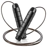 【Haltbares & anpassbares Seil】Dieses Springseil besteht aus Stahlkabeln, die mit einem starken PVC-Material beschichtet sind, wodurch Springseil das Seil sogar nach einem langen Training stabil bleibt,Springseil Das flexible Stahlseil mit schützendem Futterrohr verdreht nicht und nutzt sich nicht ab. Seine anpassbare Länge ermöglicht es Ihnen, die Springseil Länge Ihren Bedürfnissen entsprechend anzupassen.