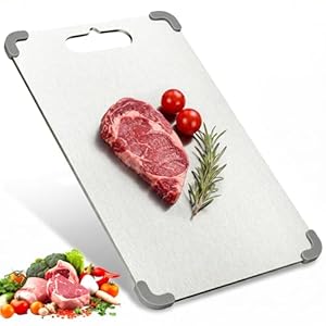 Teglu Titan Schneidebrett Klein 29×20 cm - 1, 5 mm Extra Dick Edelstahl Schneidebrett mit Silikonrand, Kompakt, Platzsparend & Reisegeeignet - Titanium Chopping Board Small