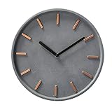 Sehr schöne Wanduhr, sehr modisch, aus Zement, grau und Kupfermetall. Diese Designer-Uhr mit klarem und schlichtem Design ist perfekt für eine modische und schöne Inneneinrichtung.Maße: Durchmesser. 28 cm, Material: Zement und Metall, Farbe: grau und kupfer, Batterie: 1 x AA (nicht im Lieferumfang enthalten).