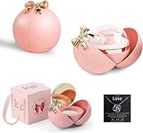 Boîte à Bijoux Sphérique Élégante & Surprenante : Découvrez notre Boîte à bijoux exclusive en forme de rosace sphérique, une création unique sublimée par un ruban élégant. Ouvrez délicatement le dôme des deux côtés pour révéler une magnifique rose naturelle. Puis, faites pivoter la Boîte à bijoux pour accéder à son compartiment secret dédié aux joyaux. Une expérience d'ouverture ludique et pleine de surprises !