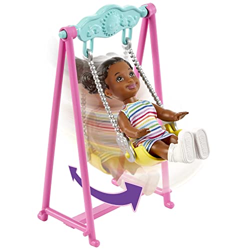 Barbie Skipper Babysitter Inc Bounce House, 1x Puppe Skipper mit braunen und lila Haaren, 1x Kleinkind mit braunen Zöpfen, Schaukel, Rutsche, Zubehör, Geschenk für Kinder ab 3 Jahren