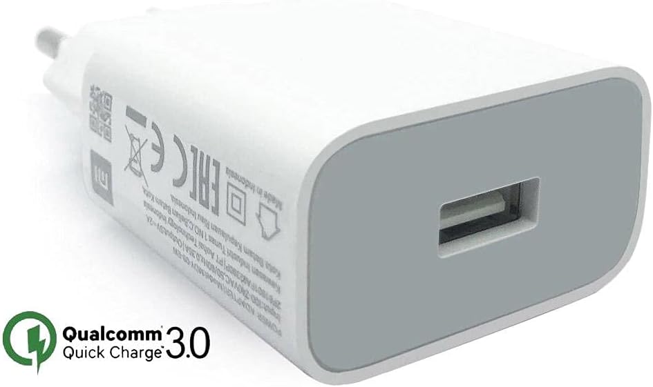 جانب view of Xiaomi 18W Fast Charger showing the USB-A port and Qualcomm Quick Charge 3.0 logo