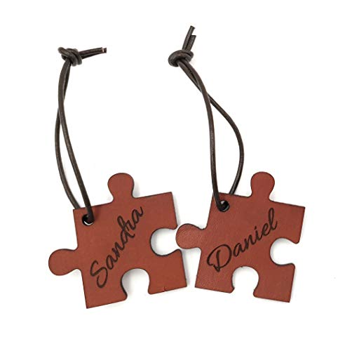 CHRISCK design 2 echte Leder Schlüsselanhänger mit Namen - Gravur Puzzle Anhänger - Paar Liebes Geschenk für Männer und Frauen - Partner Anhänger als Geschenkidee Hochzeitstag Jahrestag