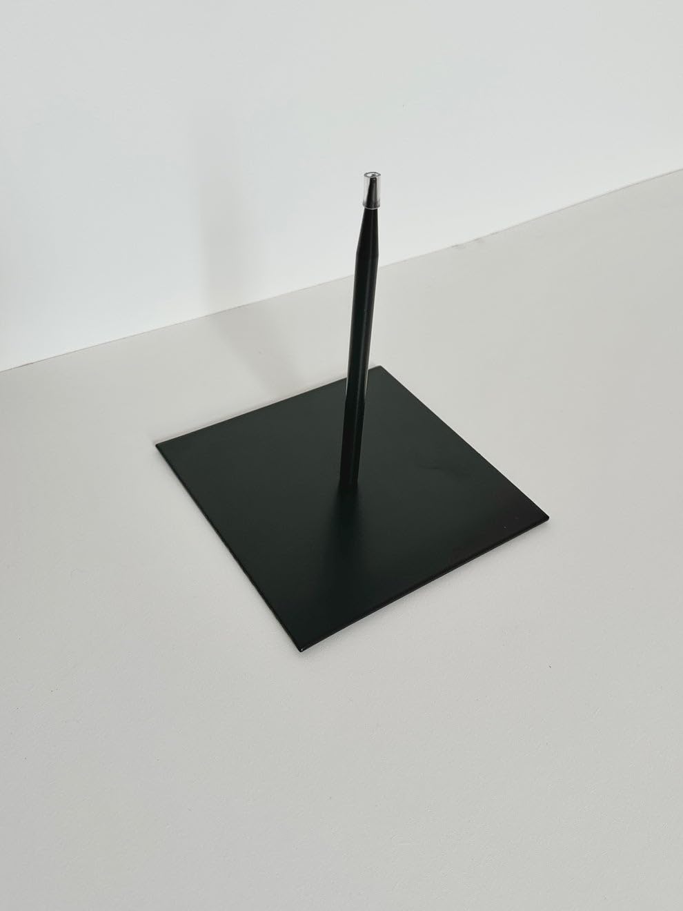 Support en métal noir - 18 x 18 cm - Pied en métal pour projets de bricolage - Support stable pour lampes, sculptures, couronnes de fleurs, décoration en bois flotté - Support décoratif de qualité