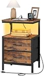HOOBRO Table de chevet avec station de recharge, Table de nuit avec LED Lumière, tableau de fin avec 2 Tiroirs de tissus et rangement ouvert, 1 Sortie et 2 USB Ports, pour Chambre, Rustique Brown BF210UDBZ01