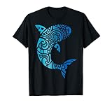 Dieses ozeanblaue Grafik T Shirt zeigt ein polynesisch angehauchtes Tribal Kunstwerk. Es eignet sich super zum Tragen an Stränden und auf Inseln. Tolles Urlaubsshirt für Menschen die Haie lieben.
