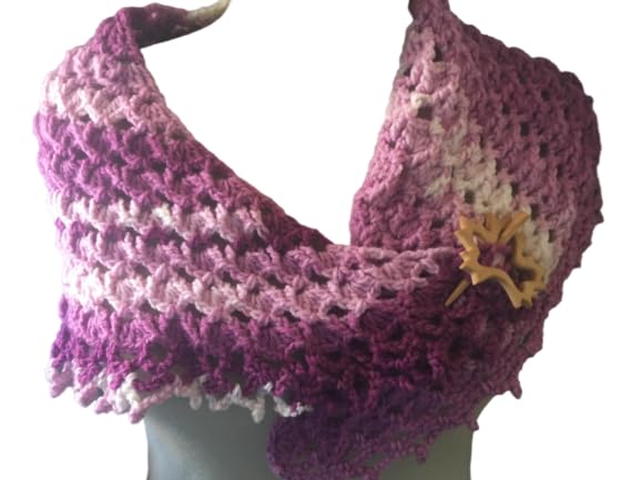 Châle asymétrique rose fait main en crochet : l'étole d'exception