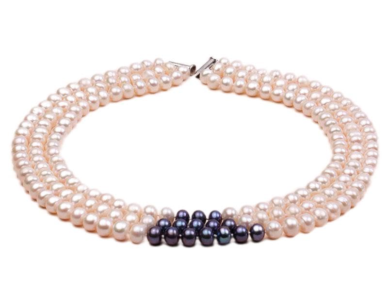 Collier de perles d'eau douce 3 brins : sublimez un décolleté terne avec le noir et blanc