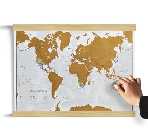 Mapa de viaje enmarcado Scratch The World® - 59 (ancho) x 42 (alto) cm - Barras colgantes de madera magnética - Maps International - 50 años + de fabricación de mapas - Regalo de mapa más detallado