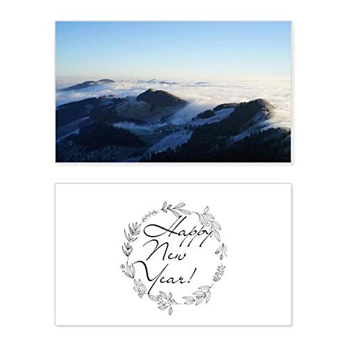 Tarjeta de felicitación de Año Nuevo Mountain Sky Clouds para inspirar nuevos comienzos y deseos