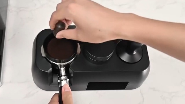 alouweekuky Tamper Station, 51-58mm Kit Cafe Barista Universal Prensador de Cafe Station en Madera Soporte para Manipulación de Café para Portafiltros, Tamper y Distribuidor