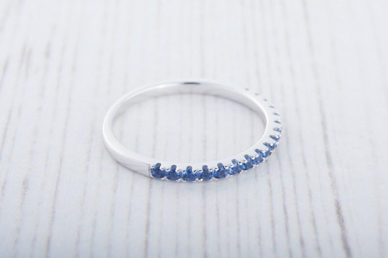 Bague d'éternité saphir bleu en argent 925 avec diamants pavés d'exception
