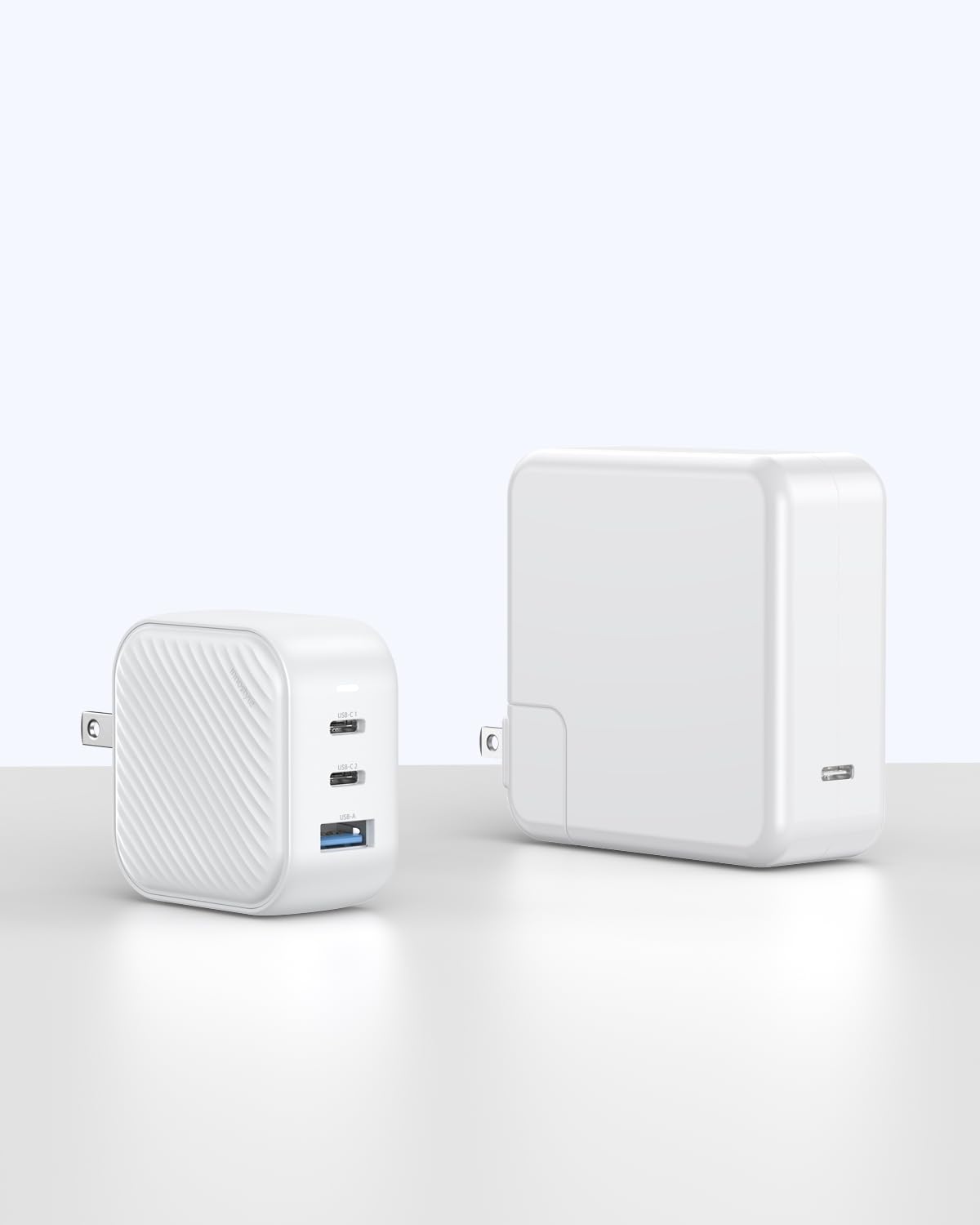 Cargador Innostyle Mini Cube GAN 65W, 3 Puertos USB-A y USB-C, Carga Rápida, Viaje, Enchufe Switch-and-go, Compacto y Eficiente, Compatible con iPhone, Galaxy, iPad.