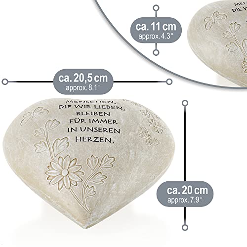 com-four® Grab-Dekoration in Herz-Form - verzierter Trauerstein mit Gedenkspruch - Gedenkstein mit Aufschrift - wetterfester Grabschmuck mit Schmetterlingen