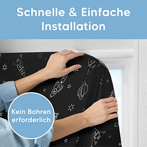 Aycorn Tragbares Verdunklungsrollo mit Saugnäpfen - Reise Verdunklungsvorhang für Schlaf- und Kinderzimmer - Verstellbar, 130x200cm - ohne Bohren, inkl. Klebebänder - Weltraum Muster