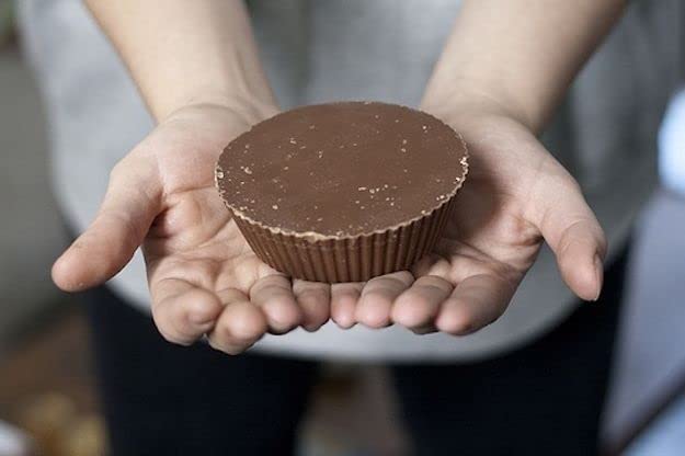 Miniatura 7 de REESESESMilk - Tazas de chocolate con mantequilla de maní dulces para el día de San Valentín tazas de media libra golosinas de 8 onzas 2 unidades