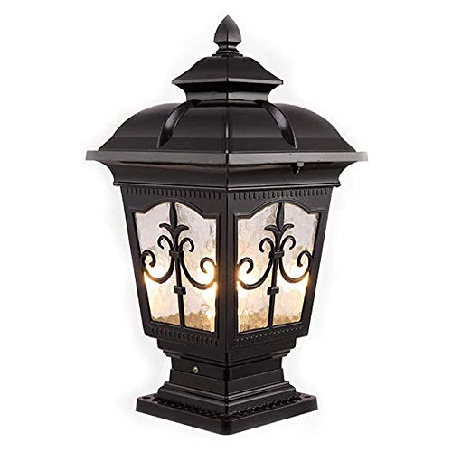 Lampe de colonne extérieure vintage contre l'obscurité des allées
