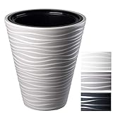 La inspiración para la maceta decorativa está hecha a mano en cerámica con superficie cruda, adornada con una fina decoración ondulada. Es ideal como una elegante decoración tanto en el hogar como al aire libre en terrazas, porches, patios, jardines de invierno y zonas de descanso público. El producto ligero se puede transportar sin esfuerzo y vaciar la tierra antigua de la maceta sin problemas.