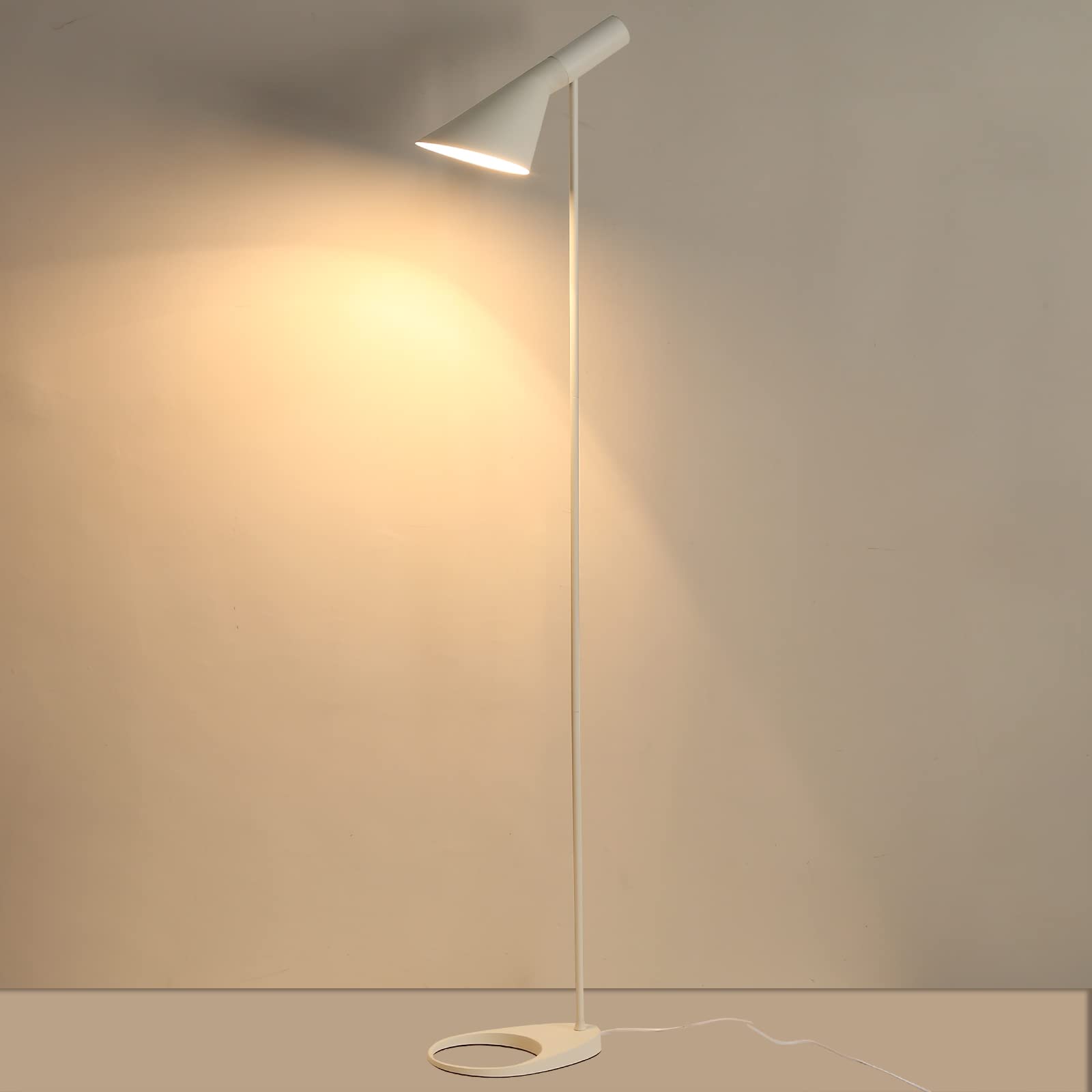 BarcelonaLED Stehleuchte LED Design Modern nordisches Metall weiß mit Fassung E27 Kopf verstellbar Fußschalter für Beleuchtung Innenraum Boden Wohnzimmer Schlafzimmer Studio | Aluminium, verstellbarer Lampenschirm, stabiler Sockel, Kabel 2 m mit Schalter,