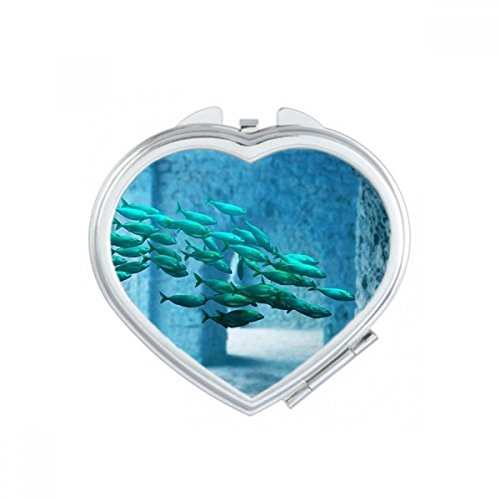Miroir compact cœur à la main avec illustration poisson multicolore