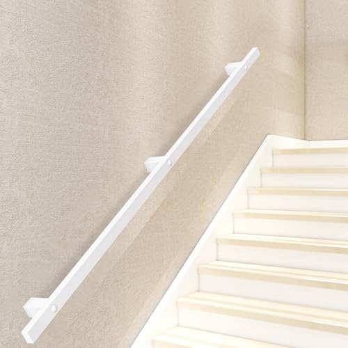 Barre d'escalier métallique design architectural et robuste pour une décoration intérieure soignée