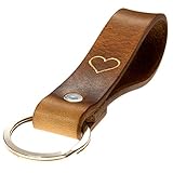 gläser gravieren goldene hochzeit Kräftiger als üblich ist der Riemen mit gut 3 mm Materialstärke. Der flache Schlüsselring hat einen 30 mm Durchmesser. Komplett ist das Accessoire 12 cm lang. So fügen sich alle Komponenten zu einem wertigen Produkt zusammen (used look).