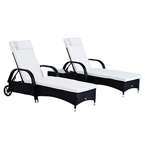 Outsunny Lot de 2 transats Bains de Soleil Grand Confort : Matelas, têtière, Inclinaison réglable multipostions, accoudoirs, roulettes + Table Basse Verre...