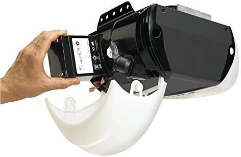 Ruka koja ubacuje Chamberlain LiftMaster 485LM baterijski rezervni uređaj u uređaj za otvaranje garažnih vrata.