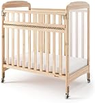 Foundations Serenity SafeReach Crib en bois compact avec roulettes commerciales de qualité, panneaux d'extrémité claire pour la visibilité des enfants, comprend 3” Matelas en mousse (naturel)