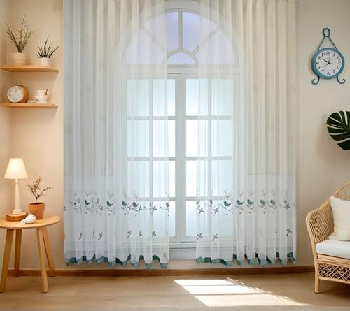 Rideaux transparents en dentelle oiseau créant un salon lumineux