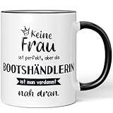 JUNIWORDS Tasse, Keine Frau ist perfekt, aber als Bootshändlerin ist man verdammt nah dran, Schwarz (6343027)