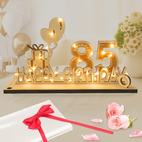 Seutgjie Biglietto Auguri Compleanno 85 Anni, Regali Uomo Donna Decorazione Compleanno con Catena Luminosa LED & Fiocco & Carta Regalo, Targa Legno Regalo Denaro Decorazione Tavolo Libri Degli Ospiti