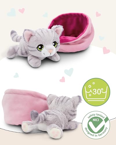 NICI Little Paws Kuscheltier Katze 12cm grau getigert im pinken Körbchen - Flauschiges Stofftier, Plüschtier zum Kuscheln, Spielen und Liebhaben - 61331