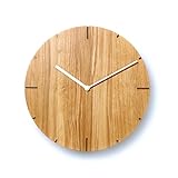 Design puriste, modern et bonne lisibilité du temps grâce au fraisage précis des lignes de heures.