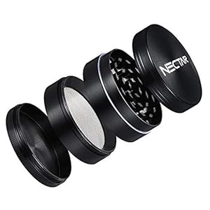 NECTAR | PollenEasier | Premium Metalen Kruidenmolen | Draagbare Grinder | 4-delig zwart geanodiseerd aluminium Grinder…