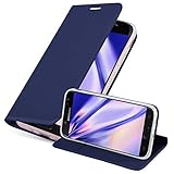 DISEÑO: Elegante cubierta en estilo clásico, indispensable para toda persona de negocios. La tapa no estorba al hablar por teléfono o al escribir. Gracias al cuero sintético seleccionado y sus colores lujosos la funda es perfecta para una impresión seria. La carcasa integrada de TPU silicona se adhiere firmemente en la tapa y le da a su teléfono inteligente un ajuste perfecto. La funda está “un traje bajo la funda”.