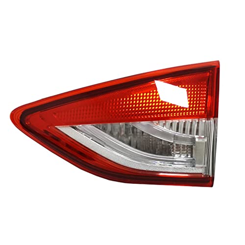 Feux pour remorque et voiture Ford Escape rouler sous la pluie en Kuga