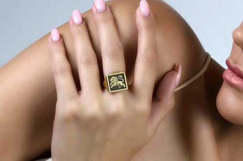 Bague lion en or 24k de forme carrée au design gravé d'exception