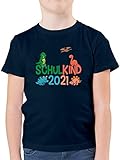 Das süße Motiv für Schulanfänger und Dino-Liebhaber, die gerade angefangen haben das Lesen und Schreiben zu lernen, eignet sich perfekt als Geschenkidee zum Schulanfang und macht das Outfit mit Schulranzen und Schultüte am ersten Tag perfekt