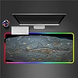 【Cool Gaming Mouse Pad】Ce tapis de souris RGP dispose de 14 modes d'éclairage, dont 7 couleurs statiques et 3 modes de couleurs dynamiques à choisir, les couleurs froides ajoutent au charme de votre bureau, créant une atmosphère de jeu inégalée et rendant le jeu plus excitant.