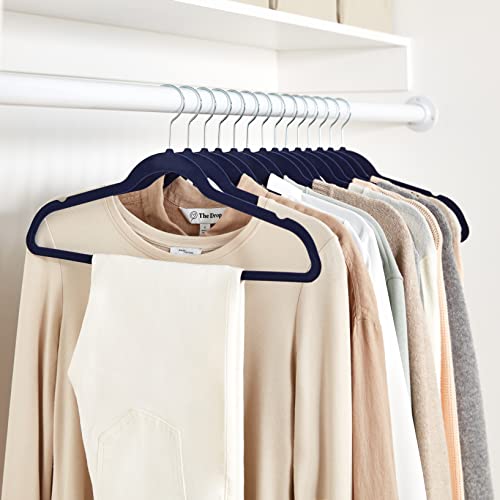 Amazon Basics Kleiderbügel für Anzüge, aus Samt, schmal, rutschfest, 50 Stück, Marineblau, Silber