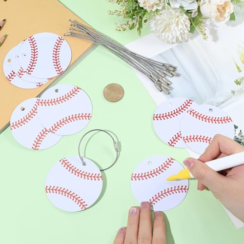 SOFPLATE 12 Stück Baseball Gepäckanhänger Rund Mit Metallring Aus Weißem PVC Softball Design Namensschild Zum Selbstgestalten Gepäckanhänger Für Koffer Reisetaschen Rucksäcke Und Handtaschen.