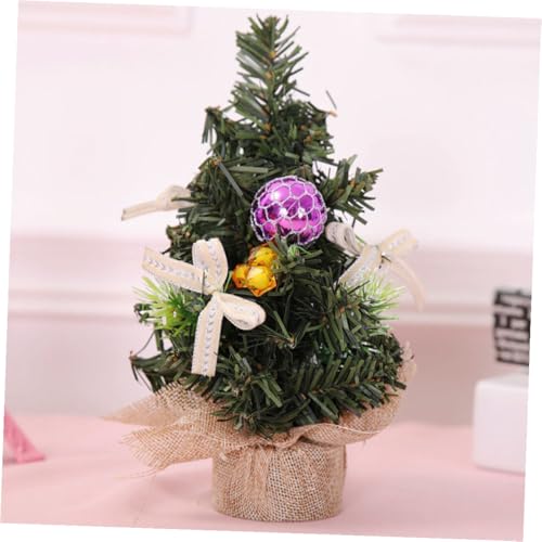 Árboles de Navidad de mesa para decorar tu escritorio de forma segura este año 8